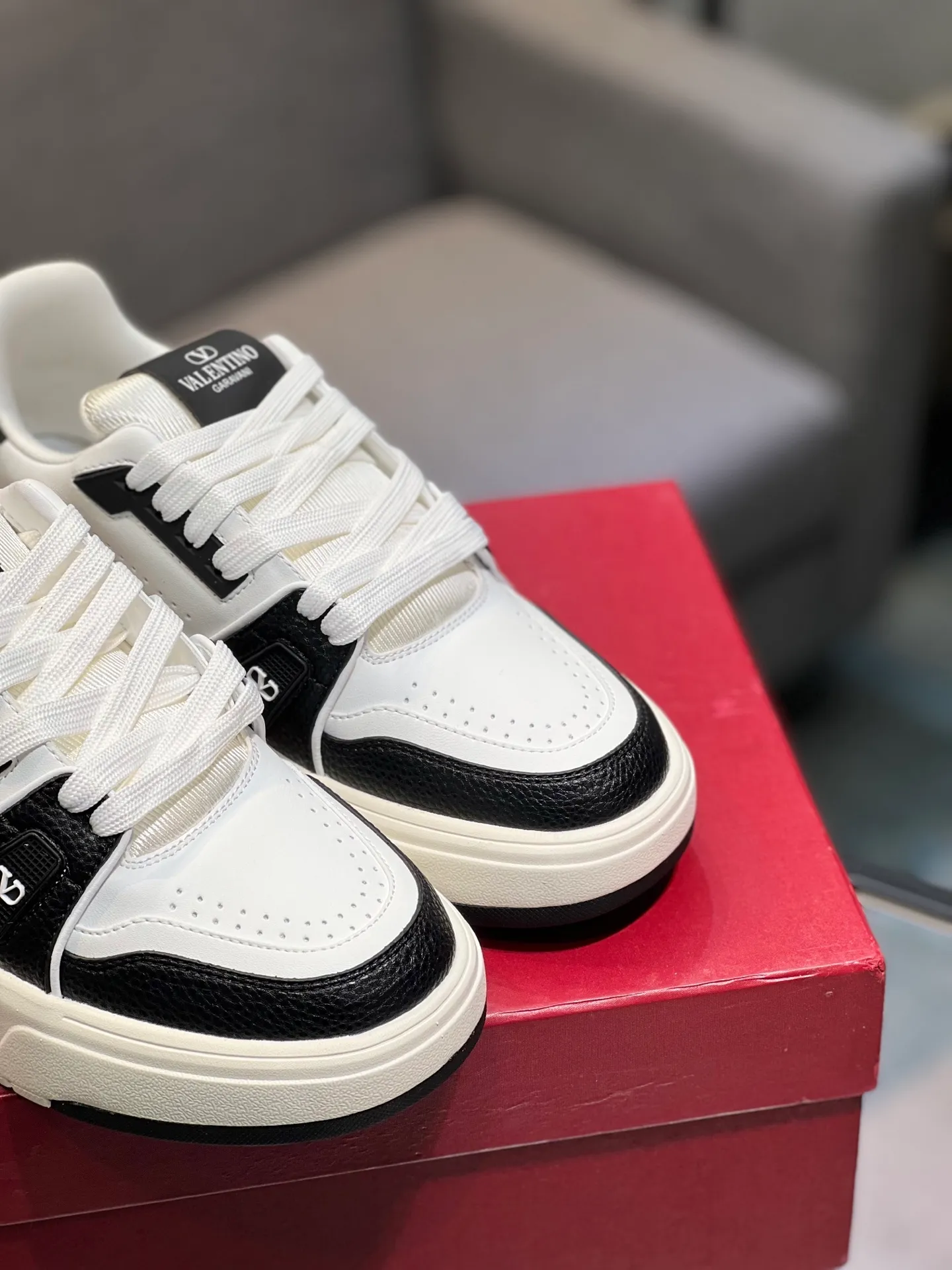 Men's men's shoes 💰660 𝑽𝒂𝒍𝒆𝒏𝒕𝒊𝒏𝒐 Valentino 𝑶𝒏𝒆𝑺𝒕𝒖𝒅 Couple's sneaker series Valentino 2025 latest couple's sneakers, celebrity style, hot sale. The original ZP was purchased and dismantled. Repeated pattern making and modification. I strive to restore the original version 1:1! Top luxury masterpiece, soft and comfortable, combining fashion and leisure, bringing excellent elegant texture and excellent on-foot comfort. Top purchase version upper: imported calfskin surface/original oil edge craftsmanship. Inner: water-dyed cowhide lining. Outsole: original development 𝐓𝐏𝐔 two-color combination outsole. Packaging: original configuration complete package. Code number: 35-44 yards. 34.45 can be customized. Can be customized (self-labeled-no label) order.